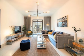 Apartment (2 Bedrooms) | Living area | 1-cm plasma TV with satellite channels, TV - Luxury 2bedroom in Dubai Downtown - Burj Views (Dubai)