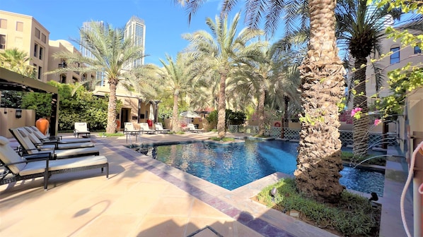 Outdoor pool - Luxury 2bedroom in Dubai Downtown - Burj Views (Dubai)