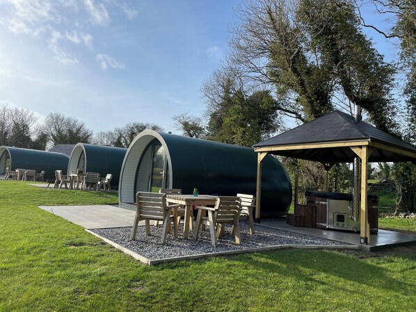 Luxury Cabin | Jetted tub - Kinelarty Luxury Glamping Pods (Downpatrick)