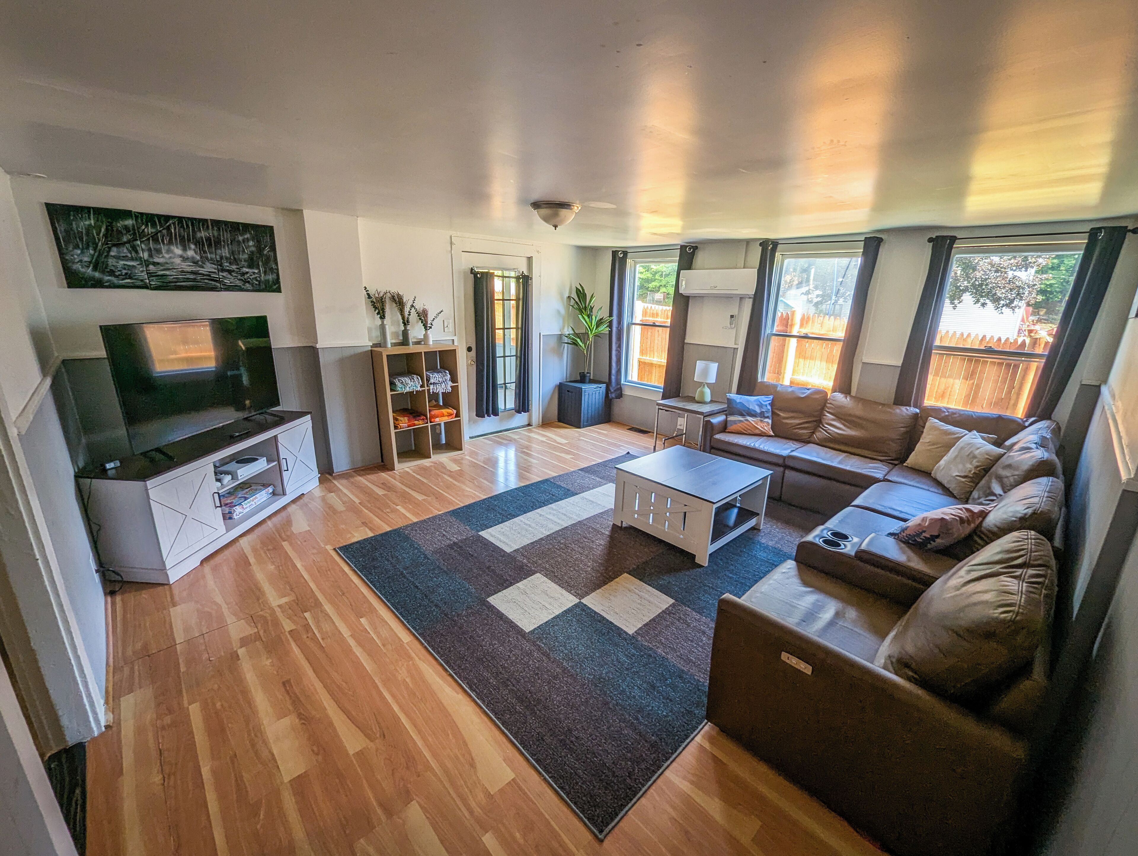 Smart-TV, Kamin, Videospiele, Tischtennisplatte