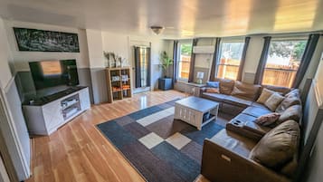 Smart-TV, Kamin, Videospiele, Tischtennisplatte