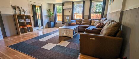 Smart-tv, een open haard, videospelletjes en een tafeltennistafel