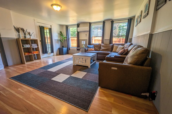 Smart TV, chimenea, videojuegos, mesa de ping pong