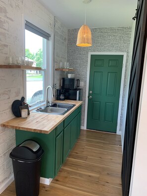 Kjøleskap, mikrobølgeovn, kaffetrakter/tekoker og brødrister