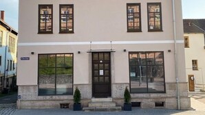 A two-story building with a flat roof, large windows, and a central entrance. - Rhöner Ferienwohnung (Dermbach)