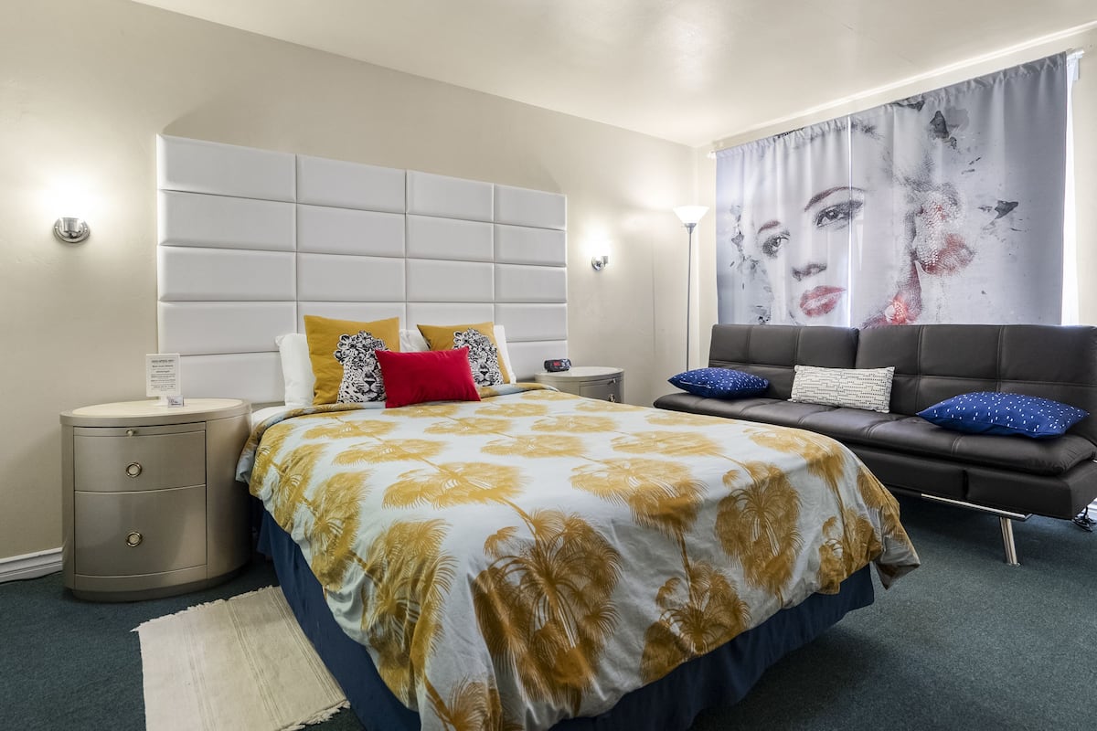 The Signature Room: 1 Queen Bed, 1 Sofa Bed, Non-Smoking, CORP RATE