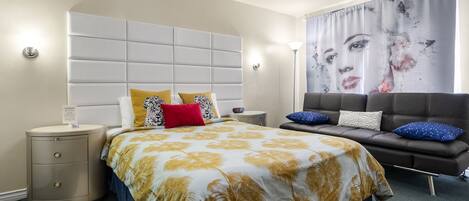 The Signature Room: 1 Queen Bed, 1 Sofa Bed, Non-Smoking, CORP RATE | Individually decorated, individually furnished, desk, laptop workspace