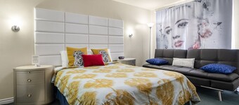 The New Star Motel with Studio-Kitchens: 1950s Extended-Stay Lodging and Retreat Center