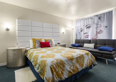 The New Star Motel with Studio-Kitchens: 1950s Extended-Stay Lodging and Retreat Center