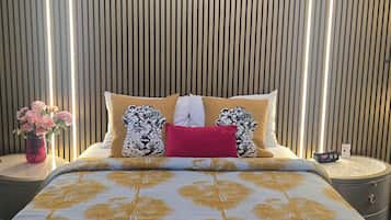 The Signature Room: 1 Queen Bed, 1 Sofa Bed, Non-Smoking, CORP RATE | Decoración personalizada, muebles diferentes y escritorio