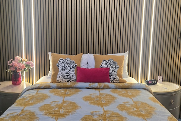 The Marylin Monroe: 1 Queen Bed, 1 Sofa Bed, Non-Smoking, CORP RATE | Individually decorated, individually furnished, desk, laptop workspace