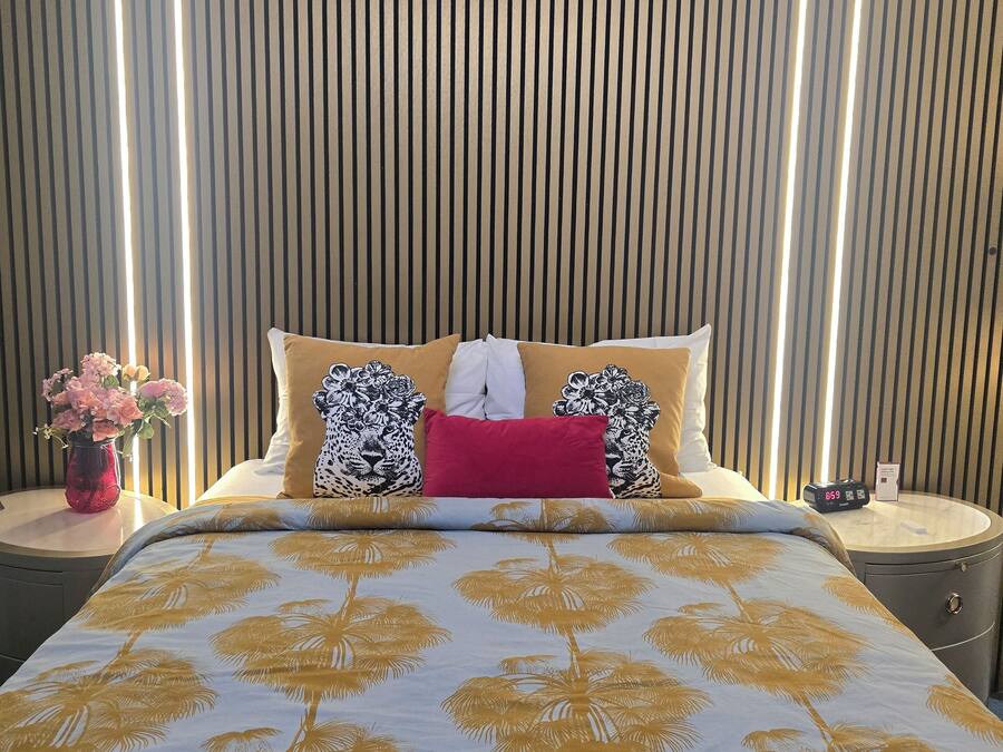 The Marylin Monroe: 1 Queen Bed, 1 Sofa Bed, Non-Smoking, CORP RATE | Individually decorated, individually furnished, desk, laptop workspace