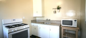 The New Star Motel with Studio-Kitchens: 1950s Extended-Stay Lodging and Retreat Center