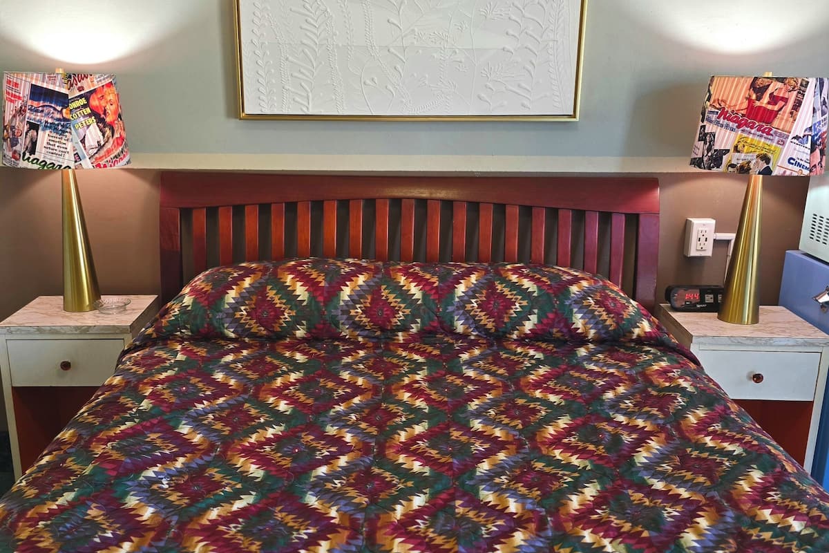 The Motorist Choice: Queen Bed and Hot Shower, Smoking & Non-smoking Room