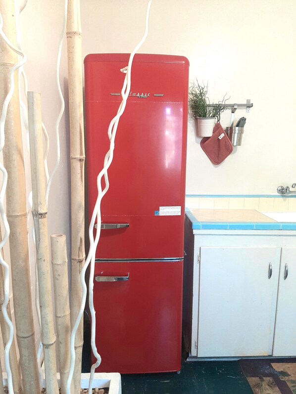 1950s Themed Studio-Full Kitchen, Non-Smoking | Private kitchen | Fridge, microwave, freezer - The New Star Motel with Studio-Kitchens: 1950s Extended-Stay Lodging and Retreat Center (Moreno Valley)