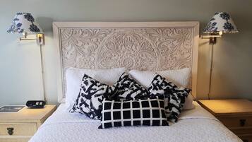 1 bedroom, individually decorated, individually furnished, desk