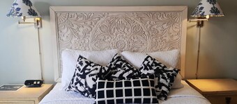 The New Star Motel with Studio-Kitchens: 1950s Extended-Stay Lodging and Retreat Center