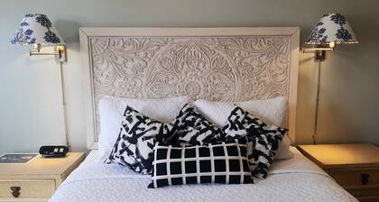 The New Star Motel with Studio-Kitchens: 1950s Extended-Stay Lodging and Retreat Center