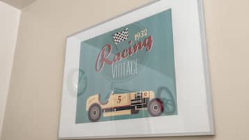 Ilustración antigua en marco de un coche de carreras con el texto 'Racing Vintage 1932' y una bandera a cuadros.