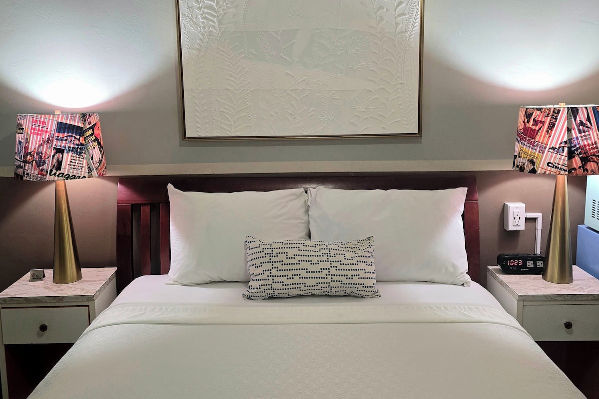 The Motorist Choice: Queen Bed and Hot Shower, Smoking & Non-smoking Room | Individually decorated, individually furnished, desk, laptop workspace