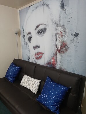 The Signature Room: 1 Queen Bed, 1 Sofa Bed, Non-Smoking, CORP RATE | Décoration personnalisée, ameublement personnalisé, bureau