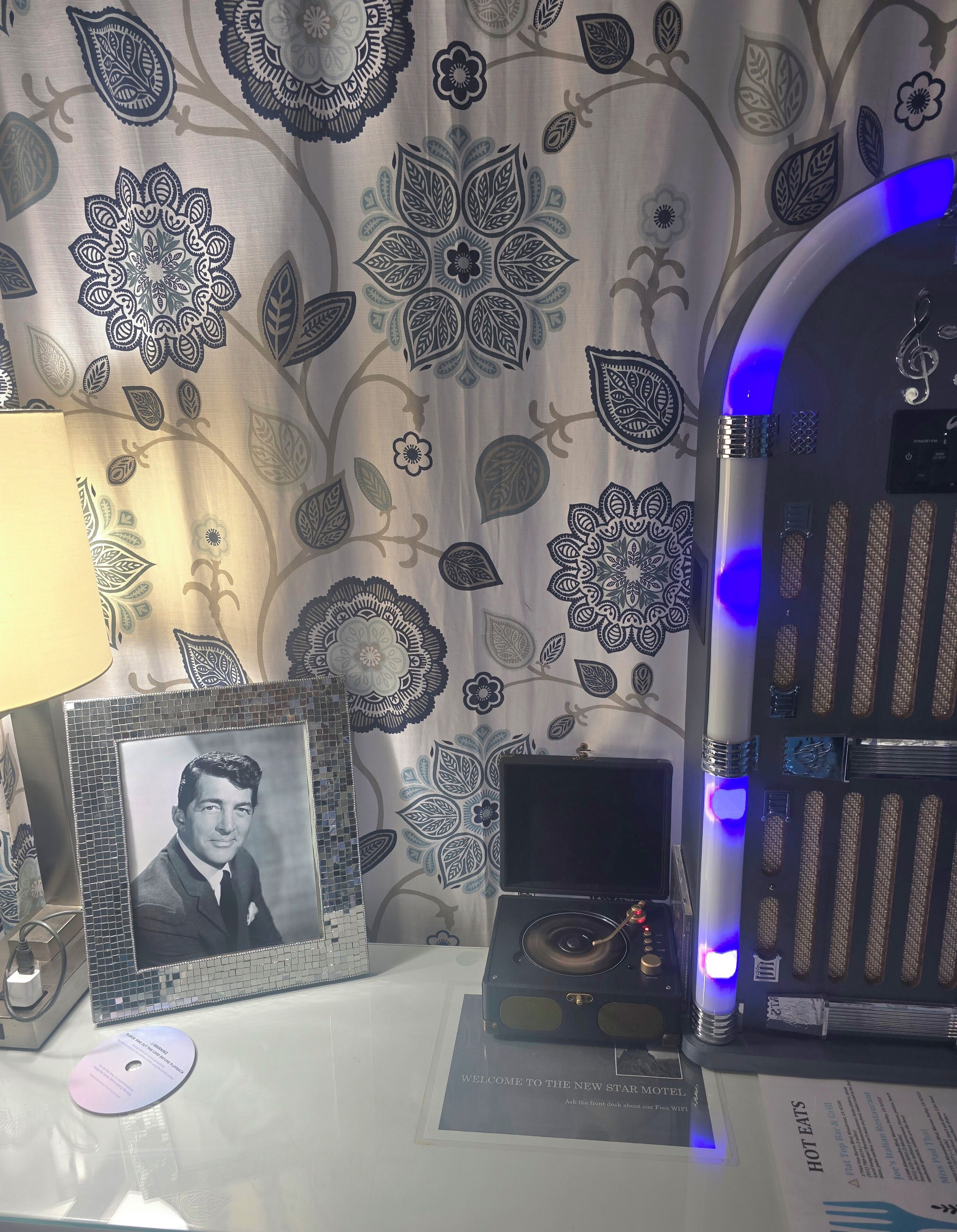 The Dean Martin: 1 Queen Bed, Non-Smoking, CORP RATE | Decoración personalizada, muebles diferentes y escritorio 