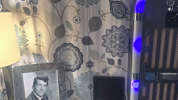 The Dean Martin: 1 Queen Bed, Non-Smoking, CORP RATE | Decoración personalizada, muebles diferentes y escritorio