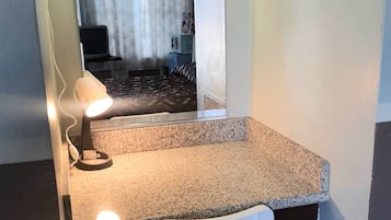 1 habitación, decoración personalizada, muebles diferentes y escritorio