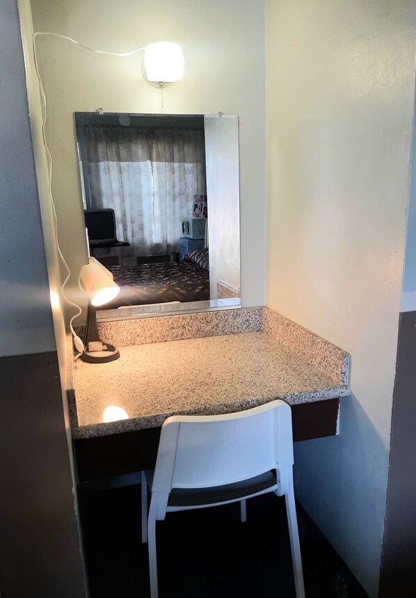 1 habitación, decoración personalizada, muebles diferentes y escritorio 
