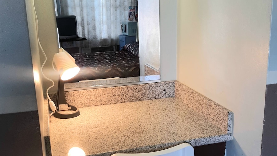 The New Star Motel with Studio-Kitchens: 1950s Extended-Stay Lodging and Retreat Center