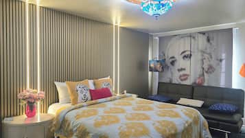 The Signature Room: 1 Queen Bed, 1 Sofa Bed, Non-Smoking, CORP RATE | Decoración personalizada, muebles diferentes y escritorio