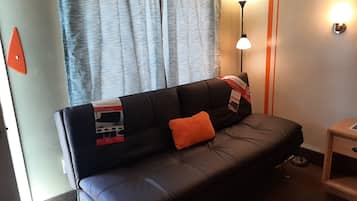 The Brown Room: 1 Queen Bed, 1 Sofa Bed, Non-Smoking, CORP RATE | 1 間睡房、獨特設計、獨特裝修、書桌