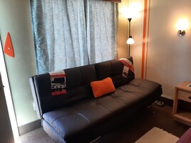 The Brown Room: 1 Queen Bed, 1 Sofa Bed, Non-Smoking, CORP RATE | Individually decorated, individually furnished, desk, laptop workspace