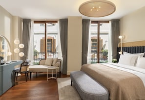 Deluxe Modern Room | Roupas de cama de algodão egípcio, roupas de cama premium, frigobar