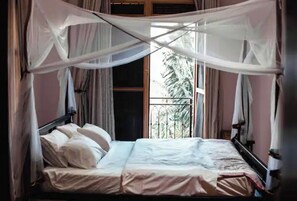 18 chambres, bureau, fer et planche à repasser, lit parapluie