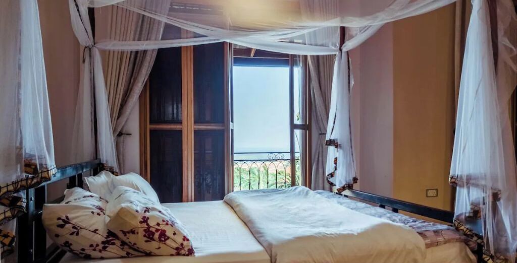 18 bedrooms, desk, iron/ironing board, travel cot