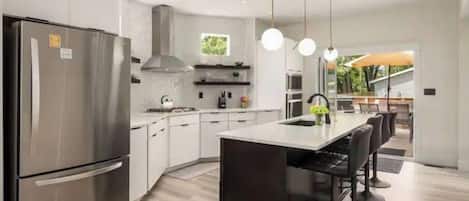 Geladeira, micro-ondas, fogão, cooktop