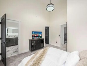 4 bedrooms, desk, iron/ironing board, travel cot - Modern 4Bd Home | Outdoor Living, Near Downtown and Children's Hospital (Columbus)