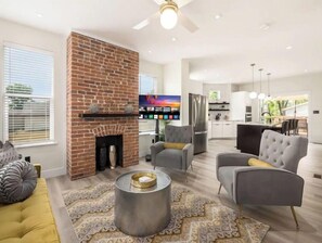 Smart TV, offices - Modern 4Bd Home | Outdoor Living, Near Downtown and Children's Hospital (Columbus)