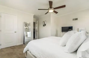 1 habitación, tabla de planchar con plancha, wifi gratis y ropa de cama