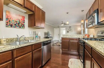 Ideally Located 1 Bdrm Stay | Parking & Laundry