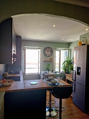 Kühlschrank, Mikrowelle, Ofen, Wasserkocher mit Kaffee-/Teezubehör