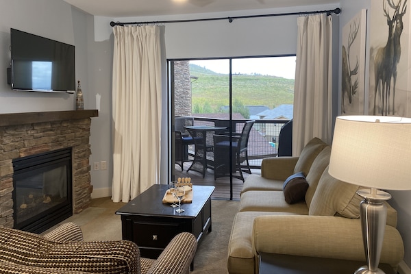 Smart TV, caminetto, libri