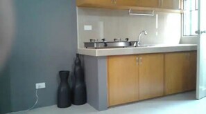 Kühlschrank, Herdplatte, Kochgeschirr/Geschirr/Besteck