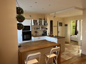 Kjøleskap, mikrobølgeovn, ovn og oppvaskmaskin