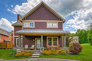 Exterior - Two-story home with a private hot tub, central AC, gas fireplace, & washer/dryer (Oakland)