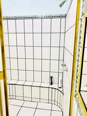 Combined shower/bathtub - Casa de las palmas within walking distance of the boardwalk (San Felípe)