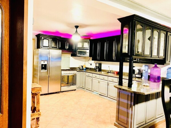 Microwave, oven, coffee/tea maker, toaster - Casa de las palmas within walking distance of the boardwalk (San Felípe)