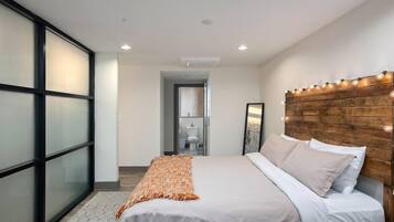 1 bedroom, desk, iron/ironing board, WiFi