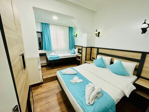 Chambre Triple Classique | Chambres insonorisées, Wi-Fi gratuit, draps fournis